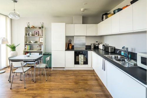 Shiny & Comfy stay with Underground links nearby! 8 Hello Guest