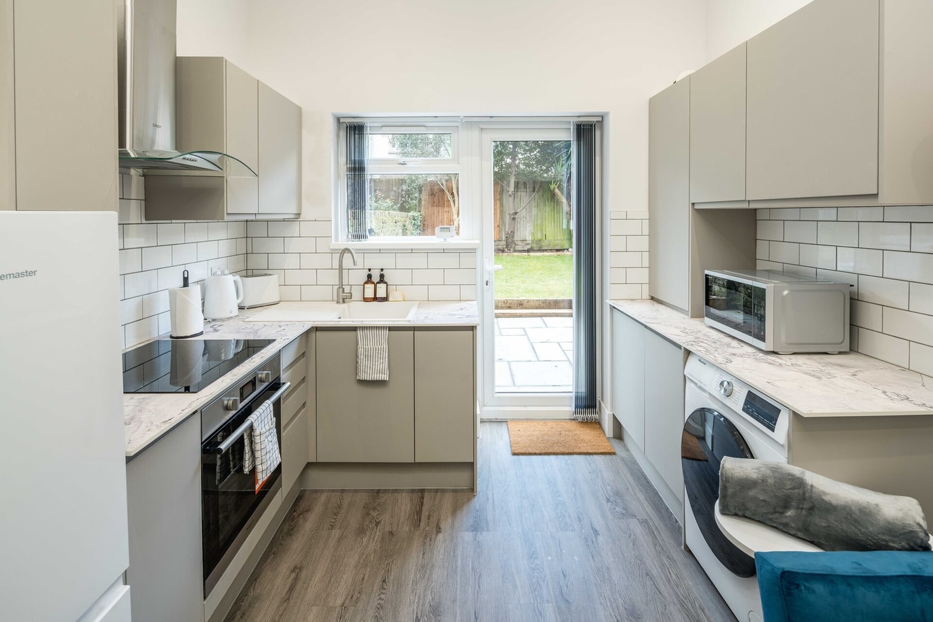 Modern 2B Home with Private Backyard & Fast WiFi 12 Hello Guest