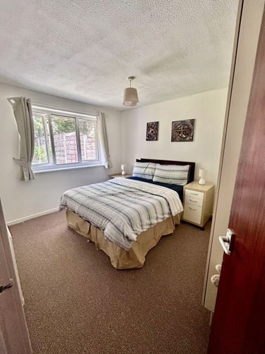 Oldham Bungalow Retreat: 2BD Peaceful Comfort 6 Hello Guest