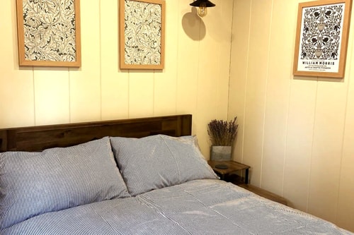 Rustic 1BD Hut Retreat with Hot Tub & Countryside 2 Hello Guest