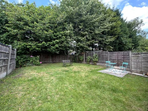 Oldham Bungalow Retreat: 2BD Peaceful Comfort 3 Hello Guest