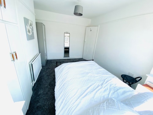 Cozy 3BD Retreat in London 3 Hello Guest