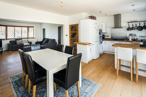 Elegant 2BD House with Garden and Decked Patio 2 Hello Guest