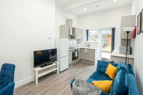 Modern 2B Home with Private Backyard & Fast WiFi 4 Hello Guest