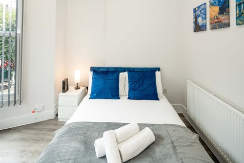 Modern 2B Home with Private Backyard & Fast WiFi 8 Hello Guest