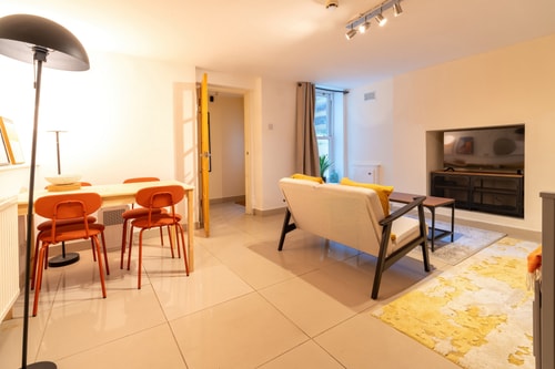 Private 1BD Flat near Gloucester Docks 7 Hello Guest