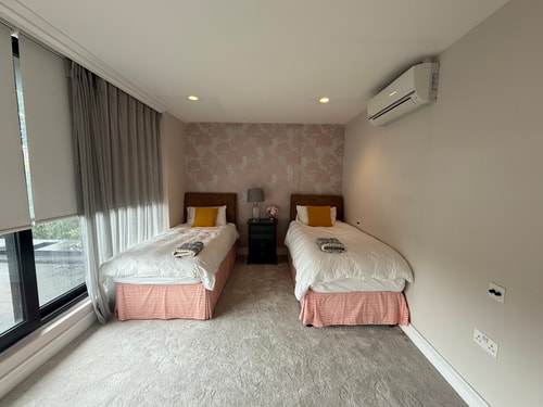 Cooden Beach: 4BD Retreat with Cinema 23 Hello Guest