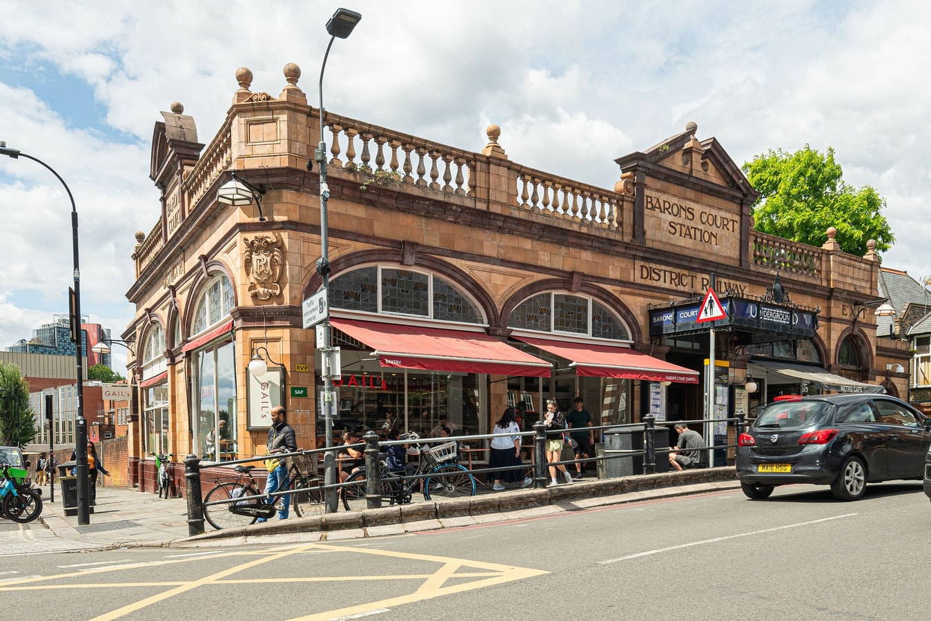 Elegant 2BD Flat with Views Near Barons Court 19 Hello Guest