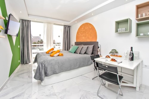 Delightful studio with a pool and stunning views Platihome