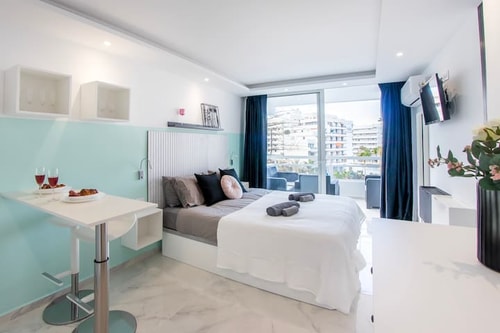 Centered studio with a pool & near the beach Platihome