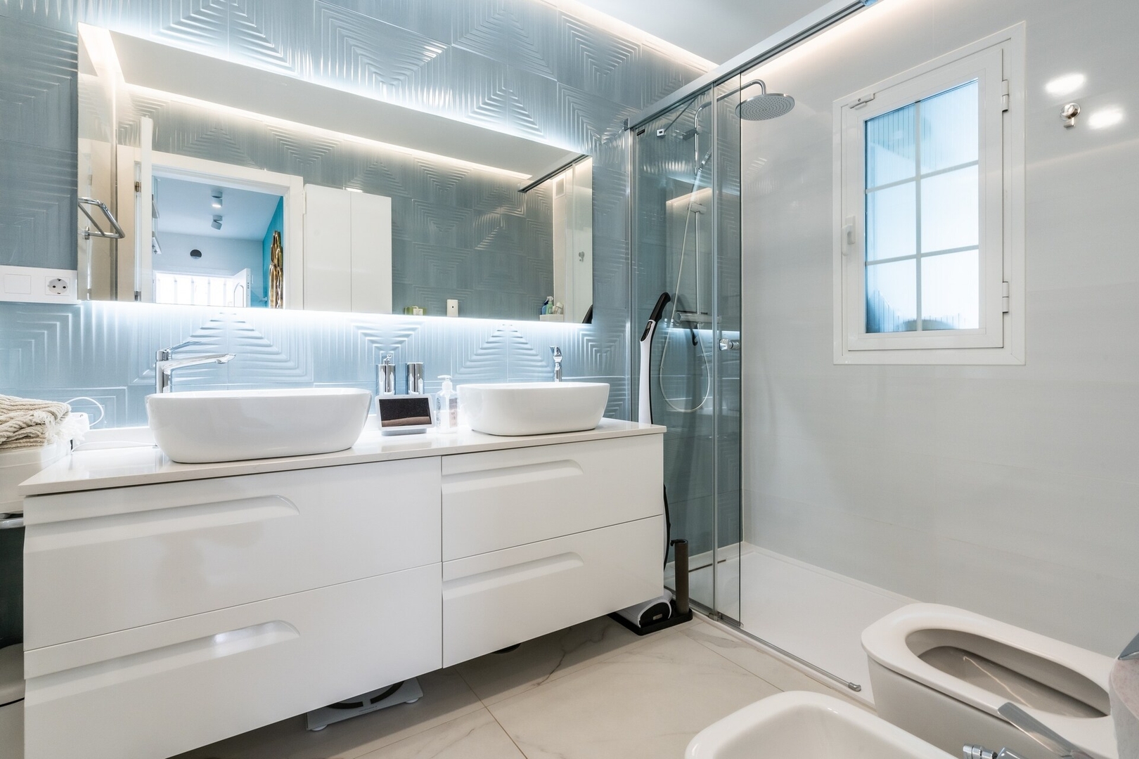 Luxury 3BD Villa/ Jacuzzi/ Private Parking - Image 2