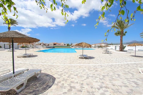 Cozy Spacious home with Pool and strong Wi-fi 5 Flataway