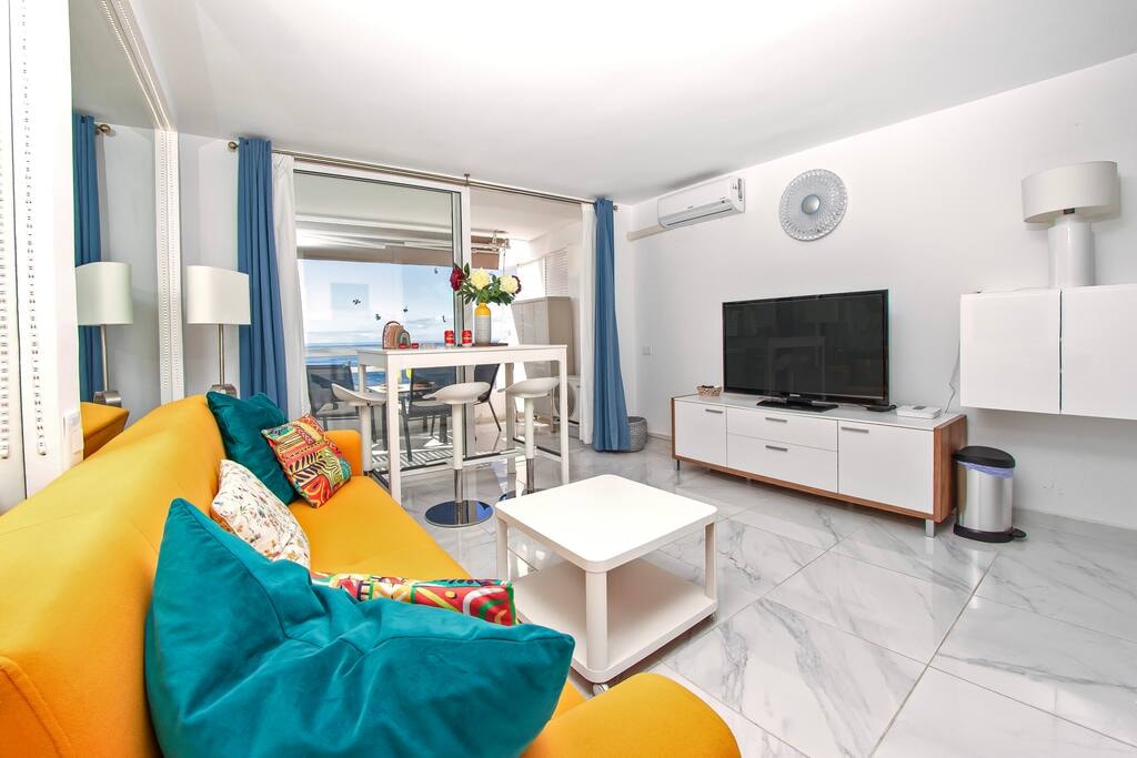Colourful Bright Centred Apt. with Ocean View Flataway