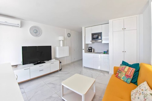 Colourful Bright Centred Apt. with Ocean View 5 Platihome