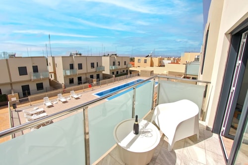 2BD spacious & stylish apartment with heated pool 33 Flataway