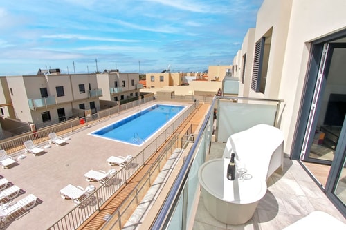 2BD spacious & stylish apartment with heated pool 34 Platihome