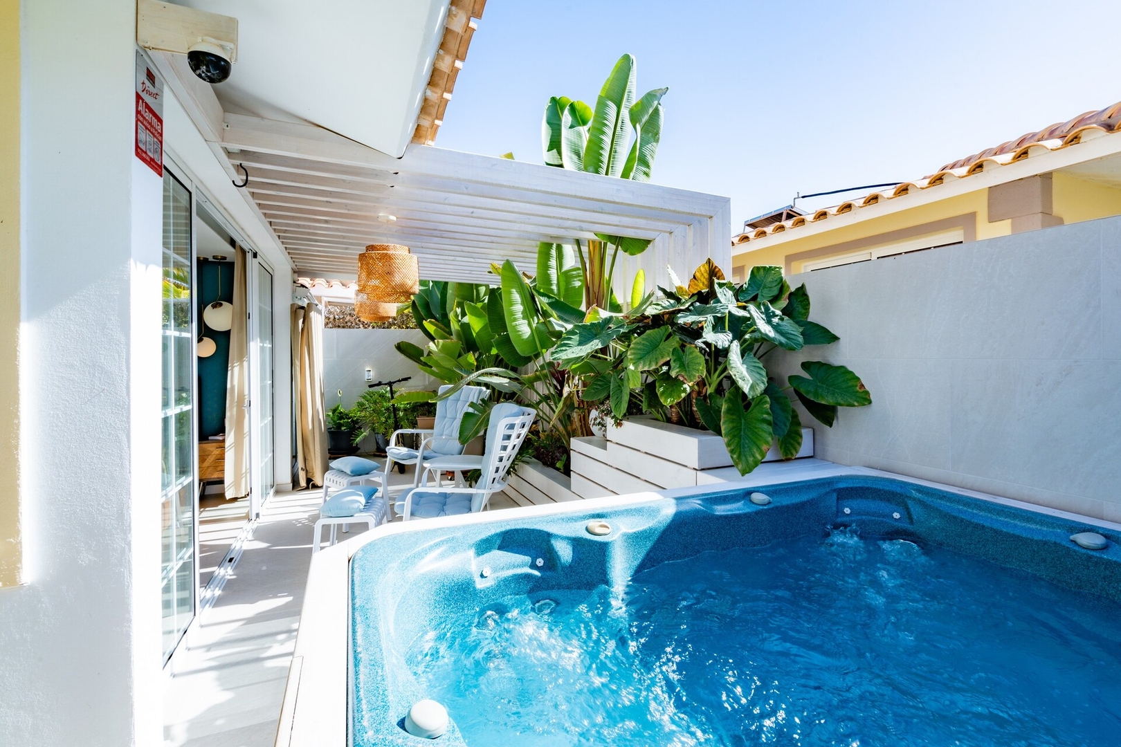 Luxury 3BD Villa/ Jacuzzi/ Private Parking - Image 1