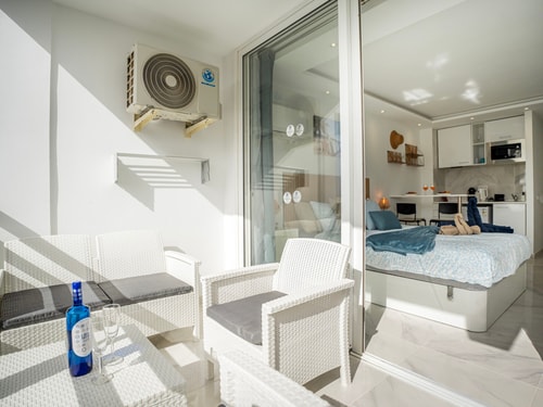 Stylish studio with a balcony and access to a pool 16 Platihome