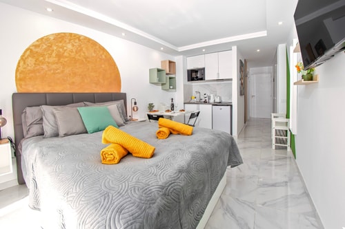 Delightful studio with a pool and stunning views 1 Platihome