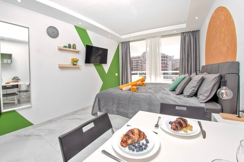 Delightful studio with a pool and stunning views 4 Platihome