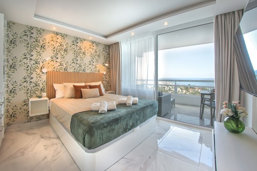 Stylish Modern Studio with Ocean View & Pool 0 Platihome