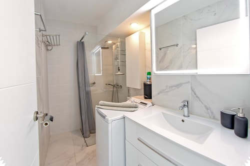 Colourful Bright Centred Apt. with Ocean View 13 Platihome