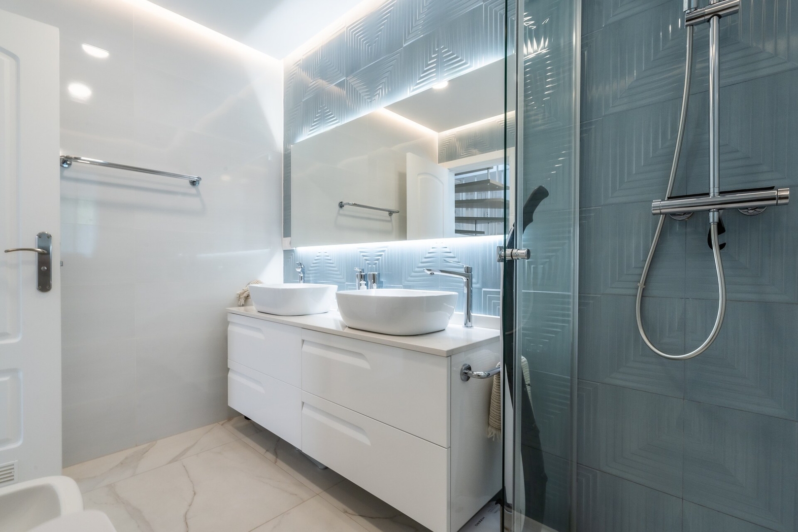 Luxury 3BD Villa/ Jacuzzi/ Private Parking - Image 3