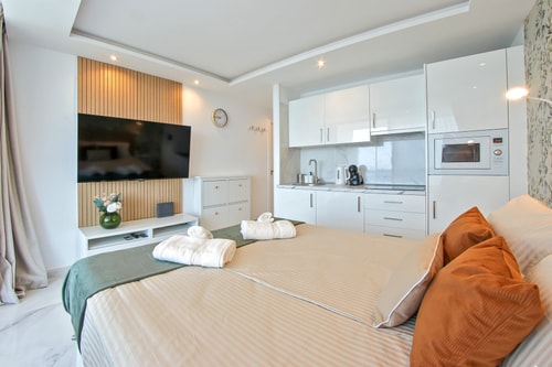 Stylish Modern Studio with Ocean View & Pool 2 Platihome