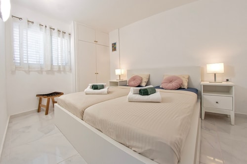 Colourful Bright Centred Apt. with Ocean View 5 Platihome