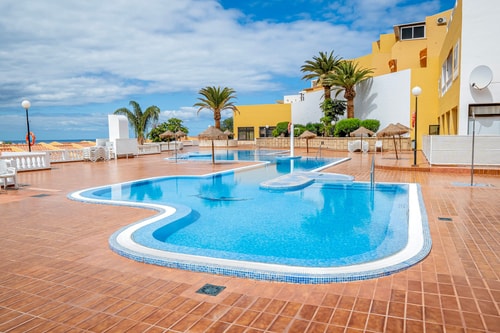 Trendy apt. with a heated  pool & near Aqualand 38 Platihome
