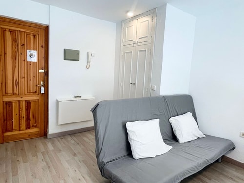 Central apartment with a balcony in Torremolinos, photo 2 of 8