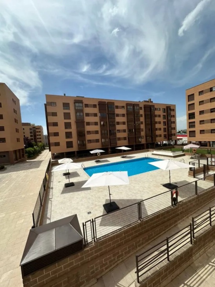 Comfortable apartment with pool near the airport. 1 beBalmy
