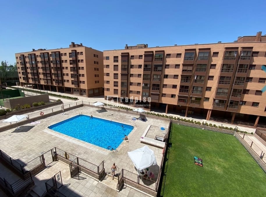 Cozy Apartment with Pool near Madrid Airport 12 beBalmy