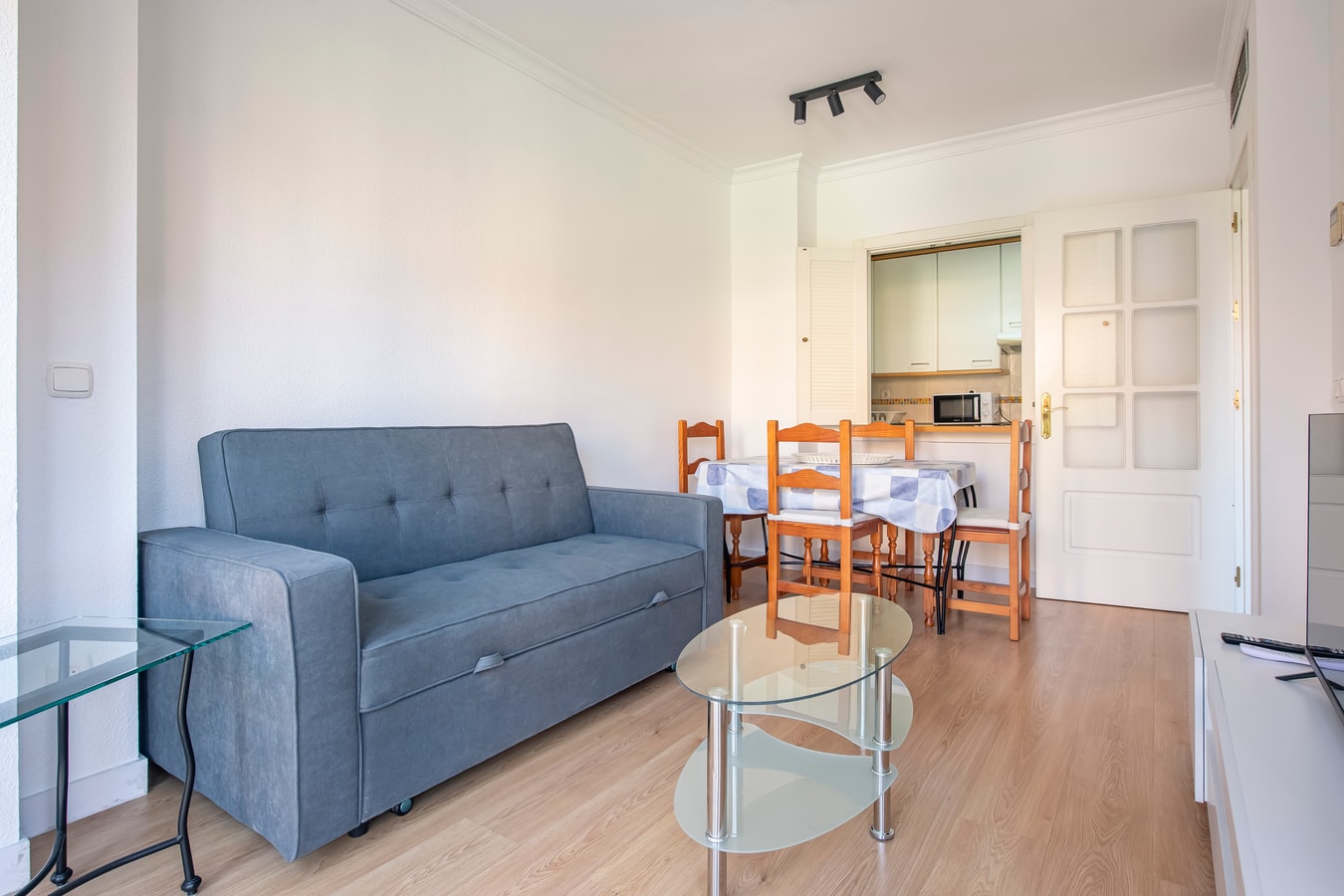 Cozy Apartment with Pool & A/C near the Airport 14 beBalmy