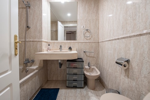 Cozy Apartment with Pool & A/C near the Airport, photo 17 of 37
