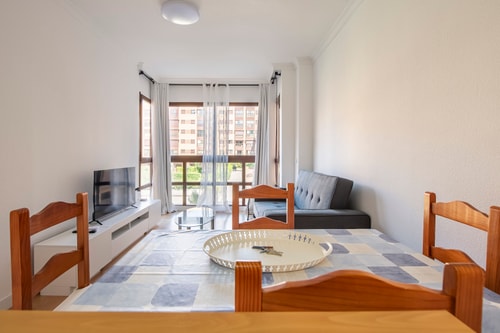 Cozy Apartment with Pool & A/C near the Airport, photo 7 of 37