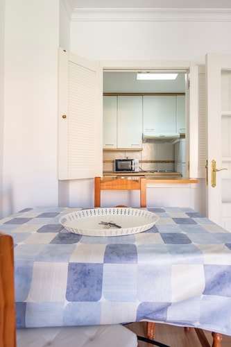 Cozy Apartment with Pool & A/C near the Airport, photo 2 of 37