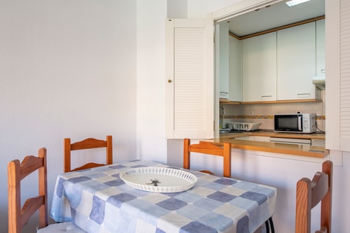 Cozy Apartment with Pool & A/C near the Airport, photo 4 of 37