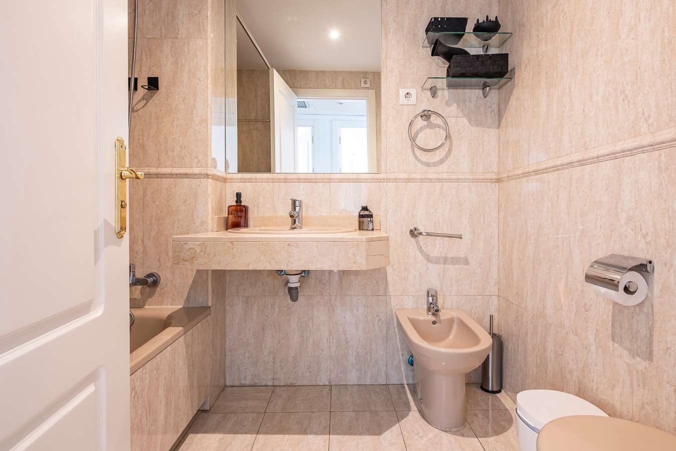 Centrally Located Apartment with Pool near IFEMA 20 beBalmy
