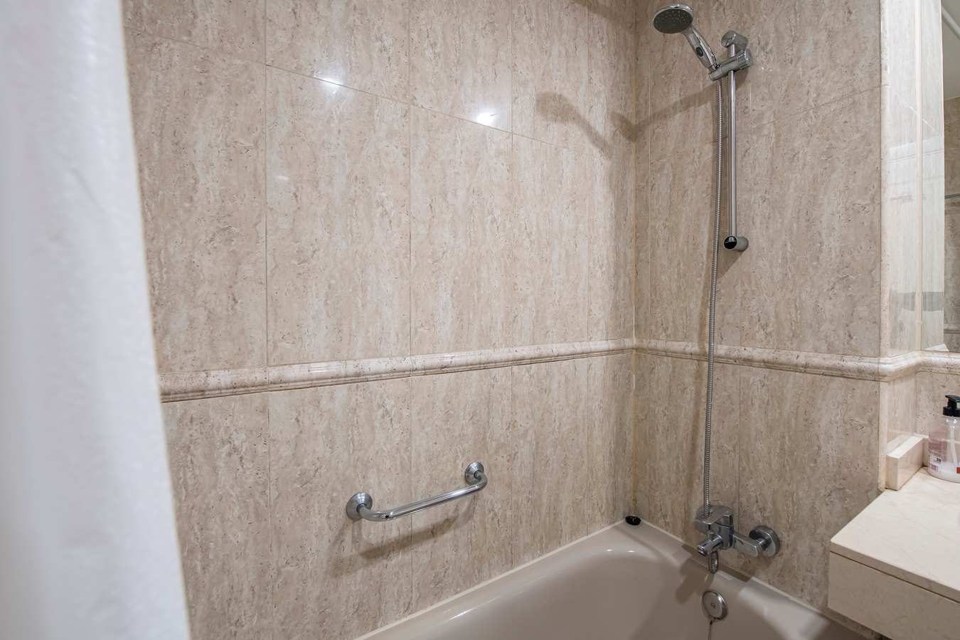 Cozy Apartment with Pool & A/C near the Airport 18 beBalmy