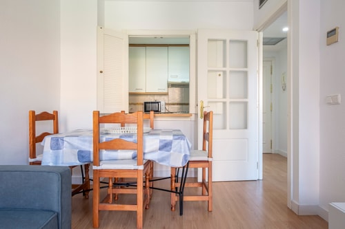 Cozy Apartment with Pool & A/C near the Airport, photo 16 of 37