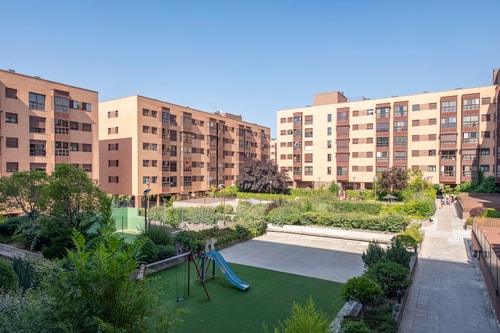 Cozy Apartment with Pool & A/C near the Airport, photo 10 of 37
