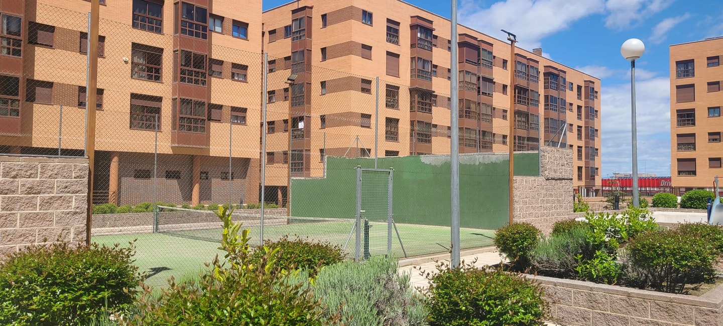 Comfortable apartment with pool near the airport. 11 beBalmy