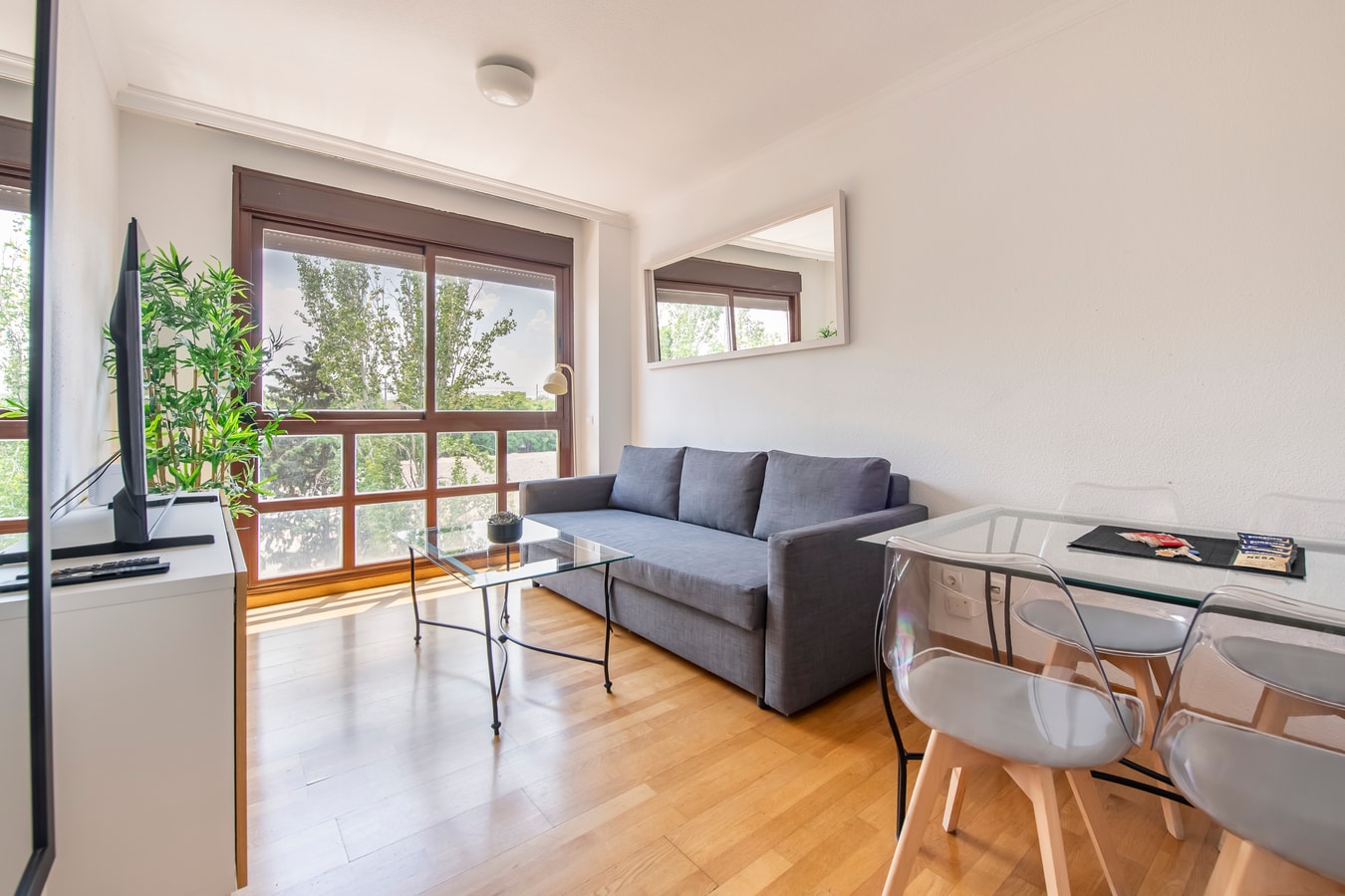 Cozy Apartment with Pool near Madrid Airport beBalmy