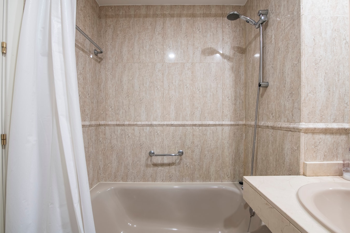 Cozy Apartment with Pool & A/C near the Airport 17 beBalmy