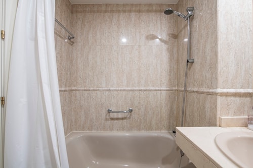 Cozy Apartment with Pool & A/C near the Airport, photo 18 of 37