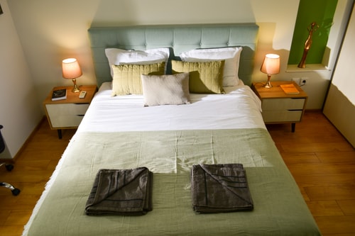 City Center Charm: 2BR Apartment 2 Flat Manager Booking