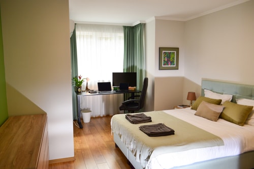 City Center Charm: 2BR Apartment 8 Flat Manager Booking