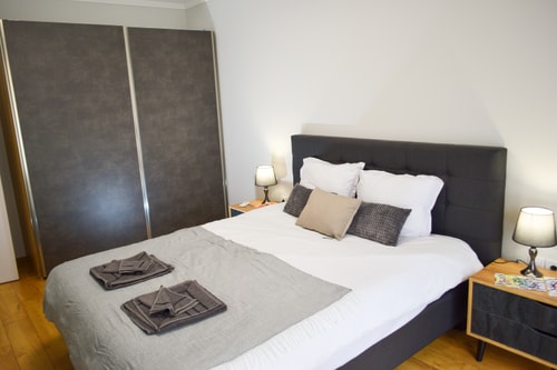 City Center Charm: 2BR Apartment 10 Flat Manager Booking