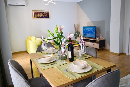 City Center Charm: 2BR Apartment 6 Flat Manager Booking